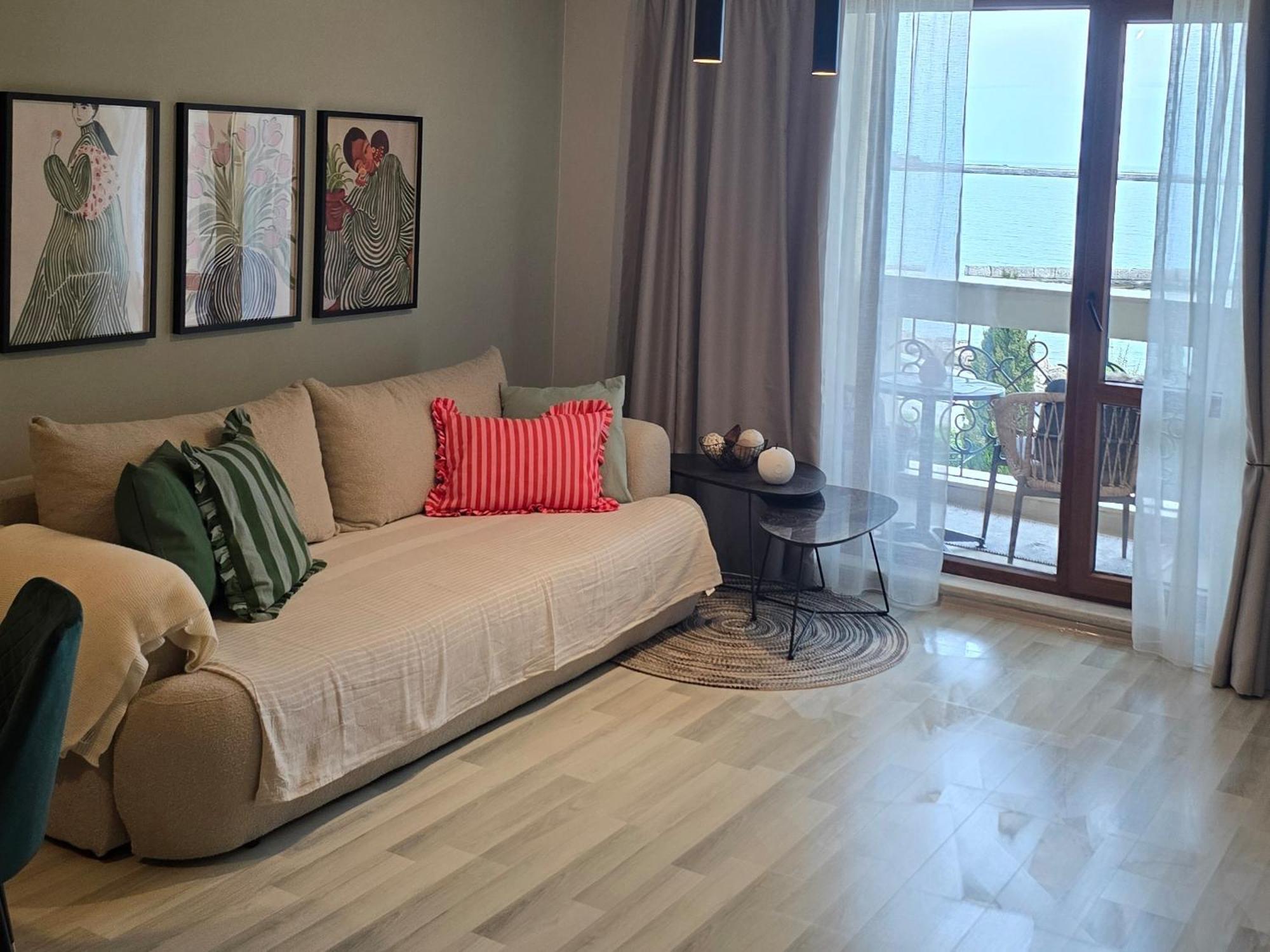 Apartments Poemia- Sea View, Free Parking, Complex Carpe Diem Балчик Екстериор снимка